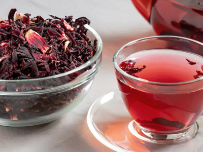Hibiscus : origine, saveurs et bienfaits de cette fleur incontournable 