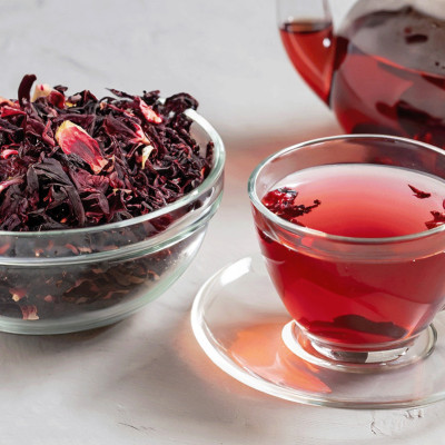 Hibiscus : origine, saveurs et bienfaits de cette fleur incontournable 